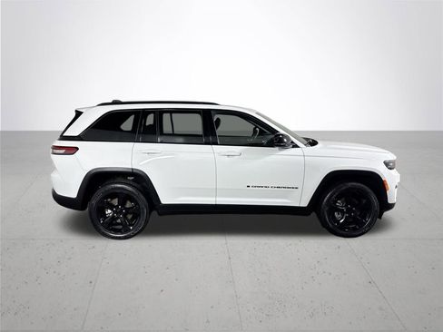 Used 2023 Jeep Grand Cherokee Altitude image 6