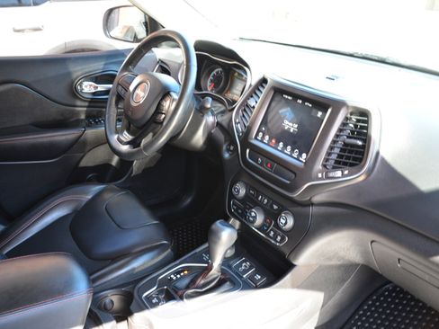 Used 2019 Jeep Cherokee Trailhawk w/ Cold Weather Group image 27