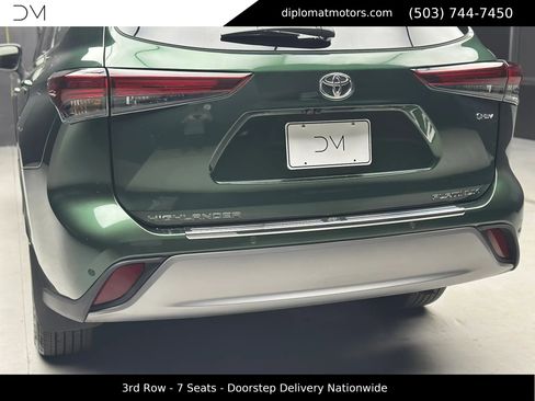 Used 2025 Toyota Highlander Platinum image 16