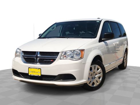 Used 2018 Dodge Grand Caravan SE FWD image 1