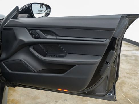 Used 2023 Porsche Taycan image 39