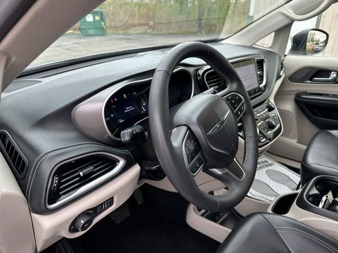 Certified 2023 Chrysler Pacifica Touring-L FWD image 22