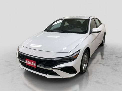 Certified 2025 Hyundai Elantra SE FWD image 1
