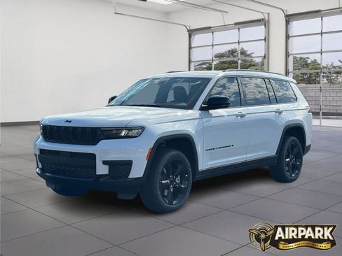 New 2025 Jeep Grand Cherokee L Laredo image 8