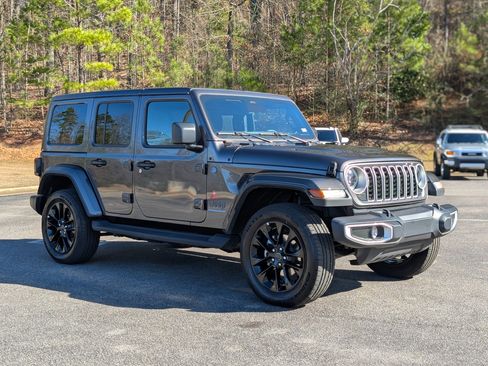 Used 2025 Jeep Wrangler Sahara image 11