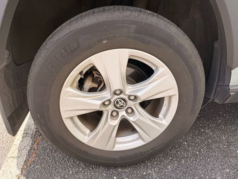 Used 2021 Toyota RAV4 XLE image 6