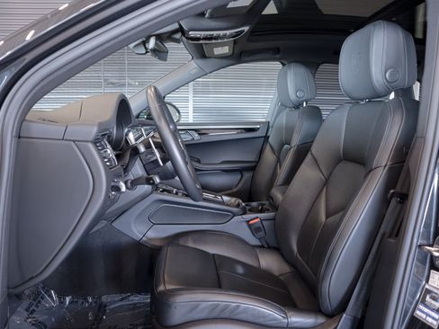 Certified 2025 Porsche Macan AWD/4WD image 4