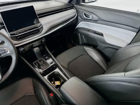 Used 2024 Jeep Compass Latitude image 11