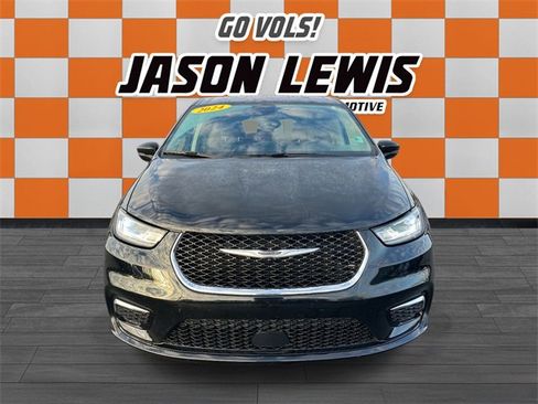 Used 2024 Chrysler Pacifica Touring-L image 9