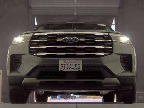 Used 2025 Ford Explorer Active AWD/4WD image 2