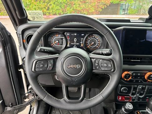Used 2025 Jeep Gladiator Mojave w/ Convenience Group AWD/4WD image 18