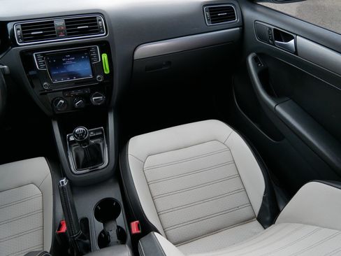 Used 2016 Volkswagen Jetta Sport FWD image 11