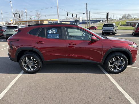 Used 2025 Chevrolet Trax LT w/ LT Convenience Package image 20