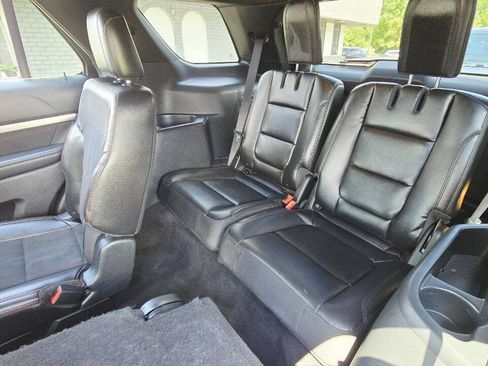 Used 2018 Ford Explorer XLT w/ XLT Appearance Package AWD/4WD image 13