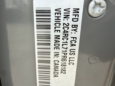 Used 2023 Chrysler Pacifica Touring-L FWD image 31