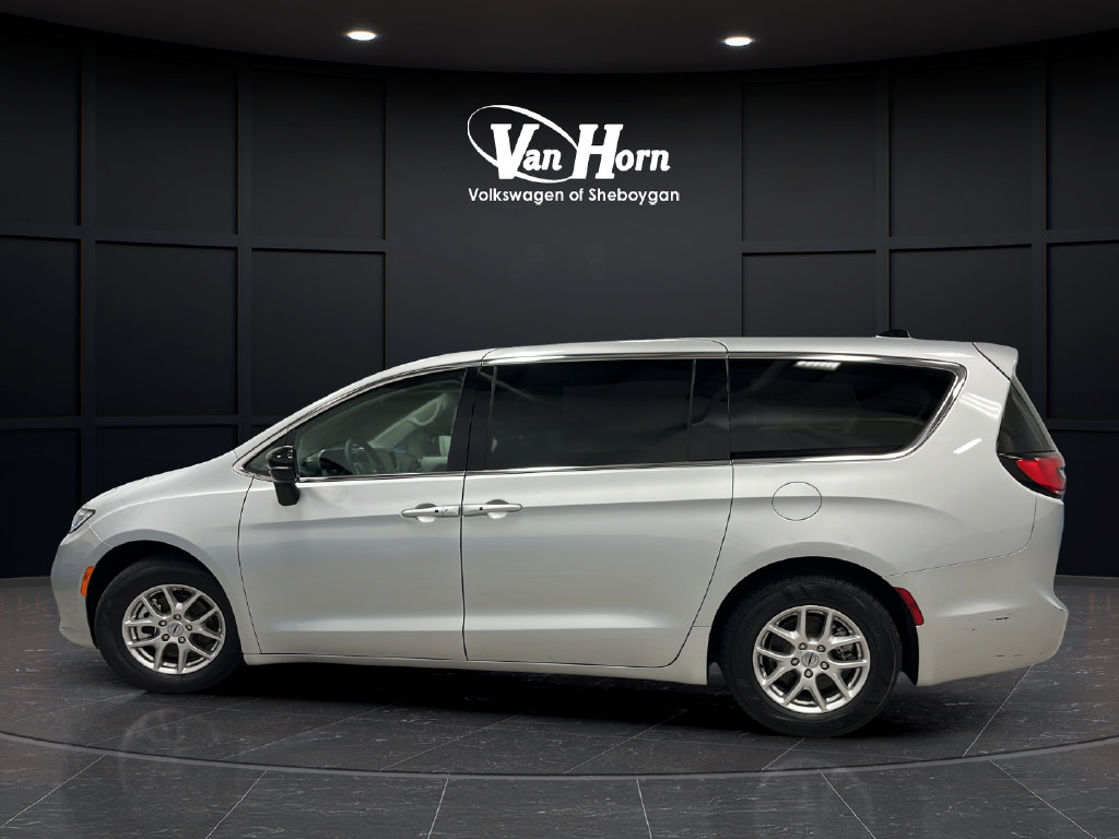 Used 2024 Chrysler Pacifica Touring-L FWD image 4