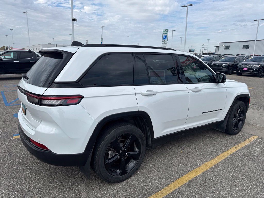 Used 2024 Jeep Grand Cherokee Altitude AWD/4WD image 4