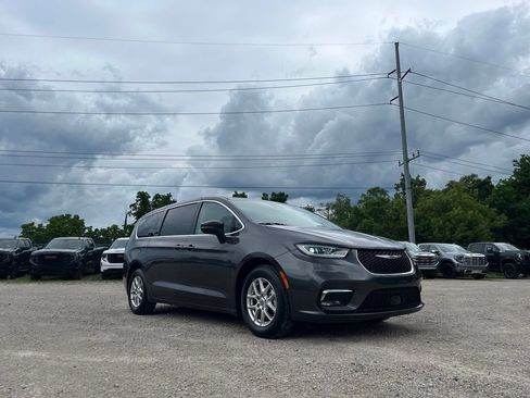 Used 2023 Chrysler Pacifica Touring-L FWD image 5