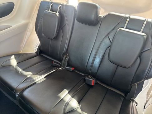Used 2024 Chrysler Pacifica Touring-L FWD image 20