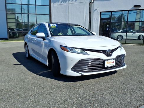 Used 2018 Toyota Camry XLE FWD image 3