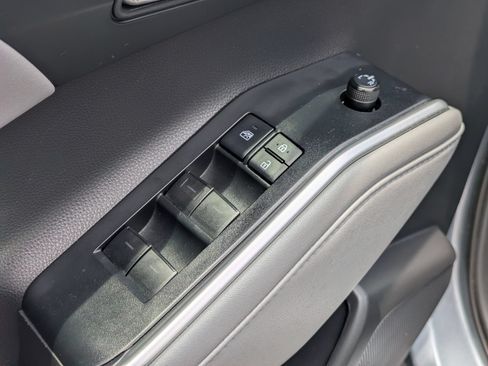 Used 2021 Toyota Highlander XLE FWD image 11