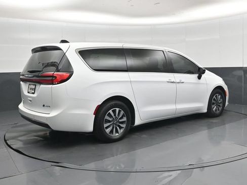 Used 2024 Chrysler Pacifica Limited FWD image 3
