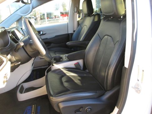 Used 2022 Chrysler Pacifica Touring-L image 15