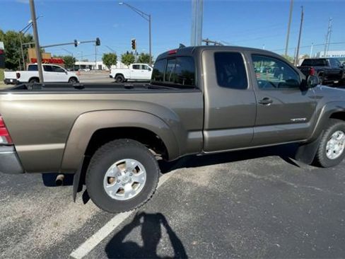 Used 2014 Toyota Tacoma 4x4 Access Cab image 2