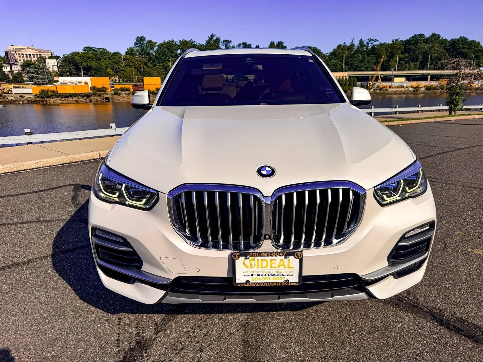 Used 2019 BMW X5 xDrive40i w/ Premium Package 2 AWD/4WD image 3