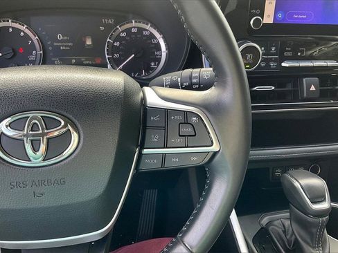 Used 2024 Toyota Highlander LE image 19