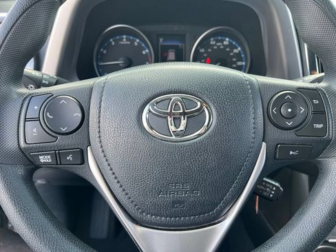 Used 2018 Toyota RAV4 LE FWD image 19
