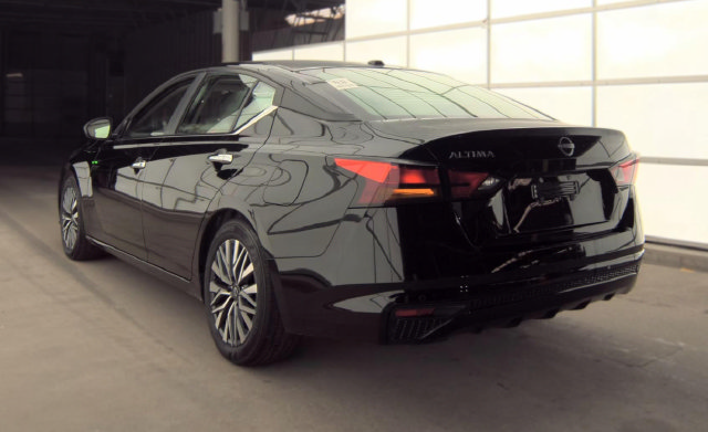 Used 2025 Nissan Altima 2.5 SV FWD image 11