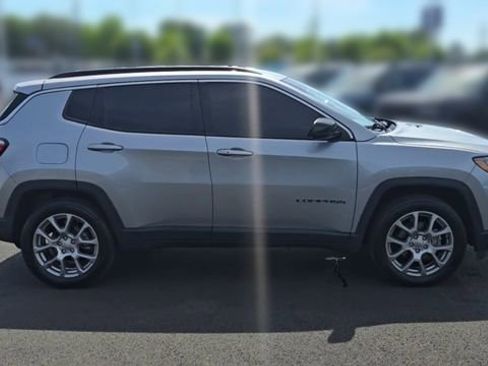 Used 2022 Jeep Compass Latitude AWD/4WD image 2