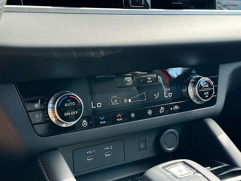 New 2026 Mitsubishi Outlander SEL image 11