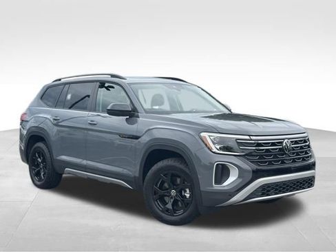 Certified 2025 Volkswagen Atlas Peak Edition SE AWD/4WD image 1