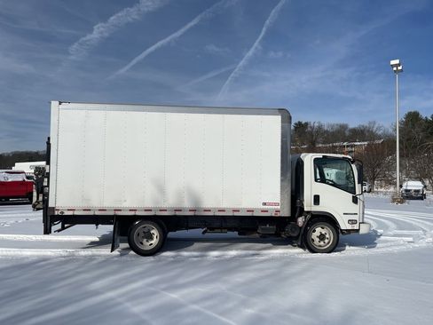 Used 2020 Isuzu NPR image 6