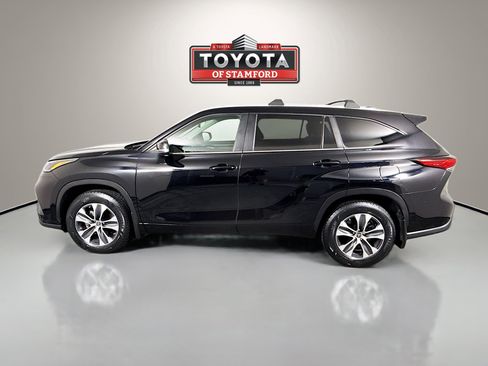 Used 2023 Toyota Highlander XLE image 4