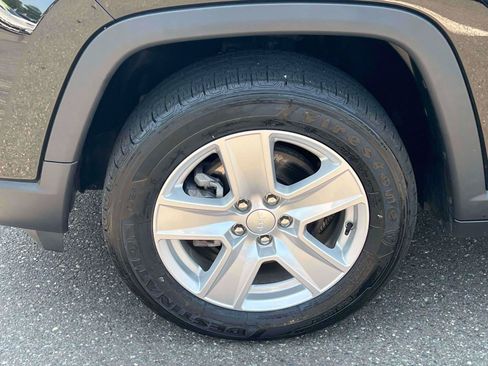 Used 2022 Jeep Compass Latitude AWD/4WD image 6