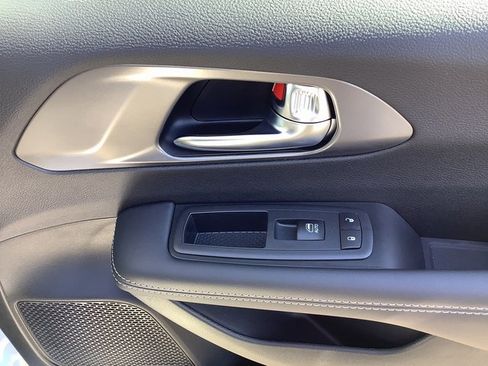 New 2026 Chrysler Pacifica Select image 40