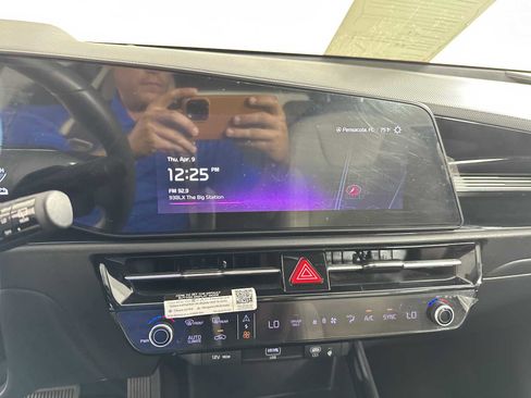 Used 2023 Kia Niro EX image 19