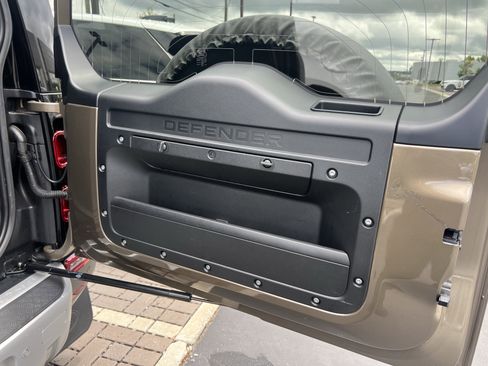 Certified 2023 Land Rover Defender 110 SE AWD/4WD image 35