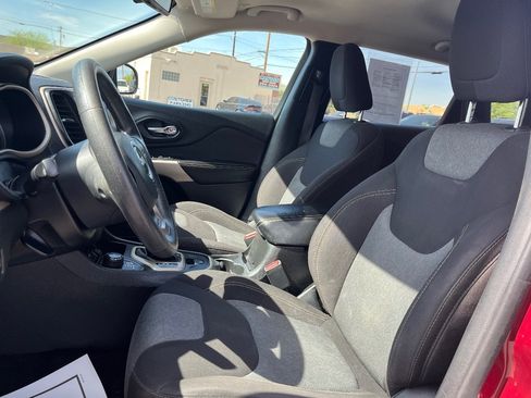 Used 2018 Jeep Cherokee Latitude AWD/4WD image 24