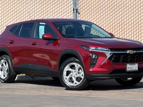 Used 2024 Chevrolet Trax LS w/ LS Convenience Package FWD image 2