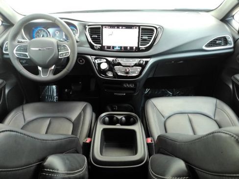 Used 2025 Chrysler Pacifica Select FWD image 2