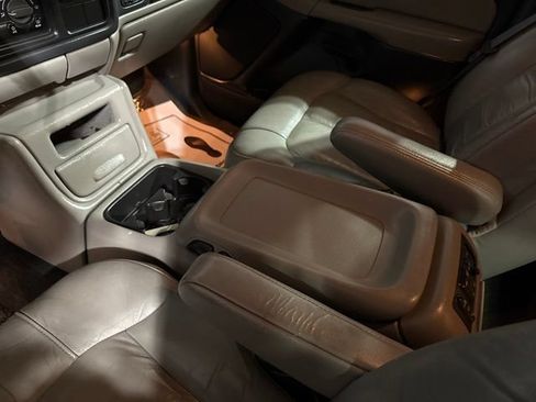 Used 2001 Chevrolet Suburban LS AWD/4WD image 9