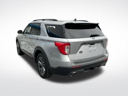 Used 2022 Ford Explorer XLT w/ Equipment Group 202A image 5