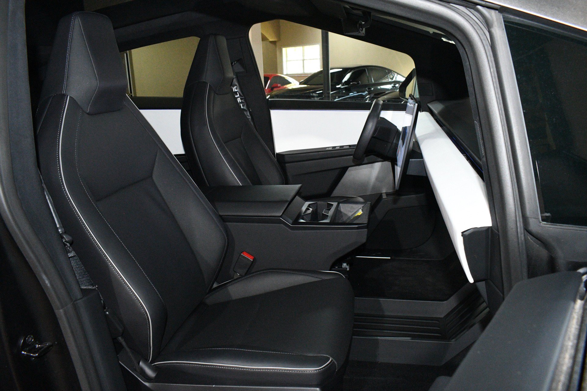 Used 2024 Tesla Cybertruck AWD Crew Cab image 8
