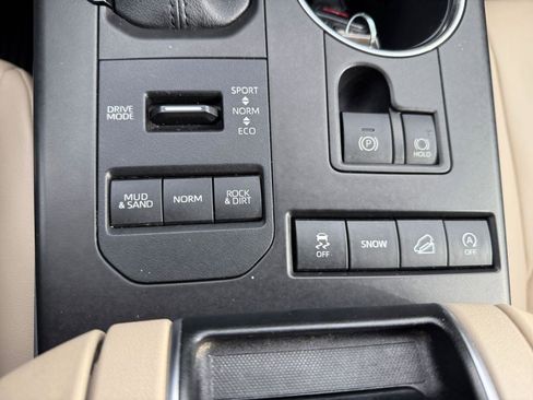 Used 2021 Toyota Highlander XLE image 27