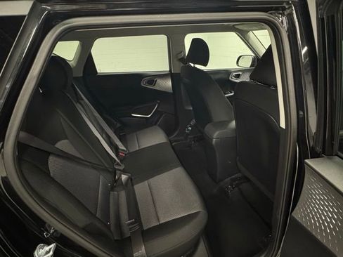 Used 2023 Kia Soul LX w/ LX Technology Package image 12
