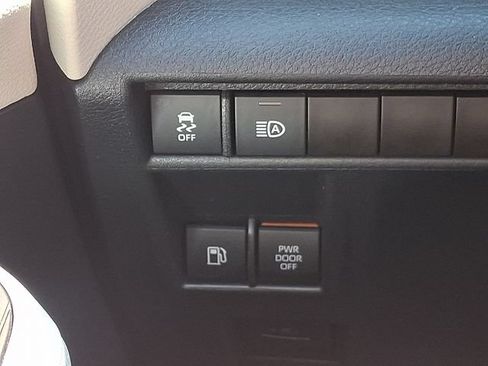 Used 2021 Toyota Sienna XLE FWD image 28